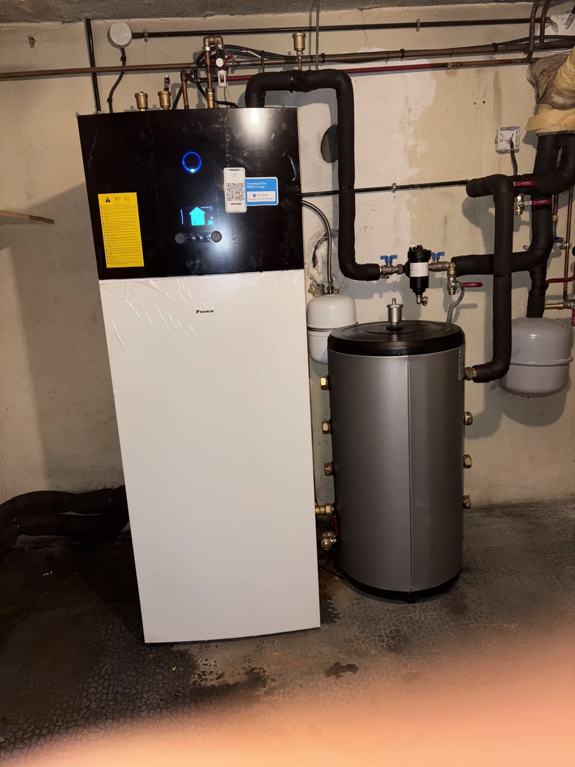 Pompe à chaleur Daikin et ballon tampon en chaufferie